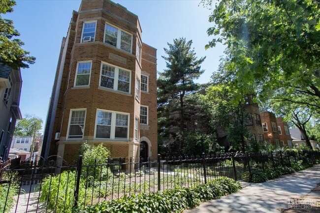 Building Photo - 2121 W Morse Ave