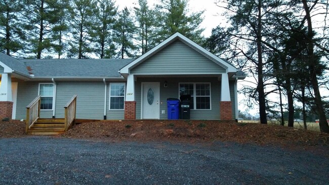 Building Photo - 1912 Laurel Ln