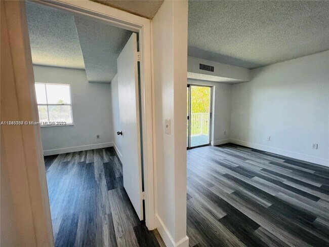 Foto del edificio - 8260 SW 210th St