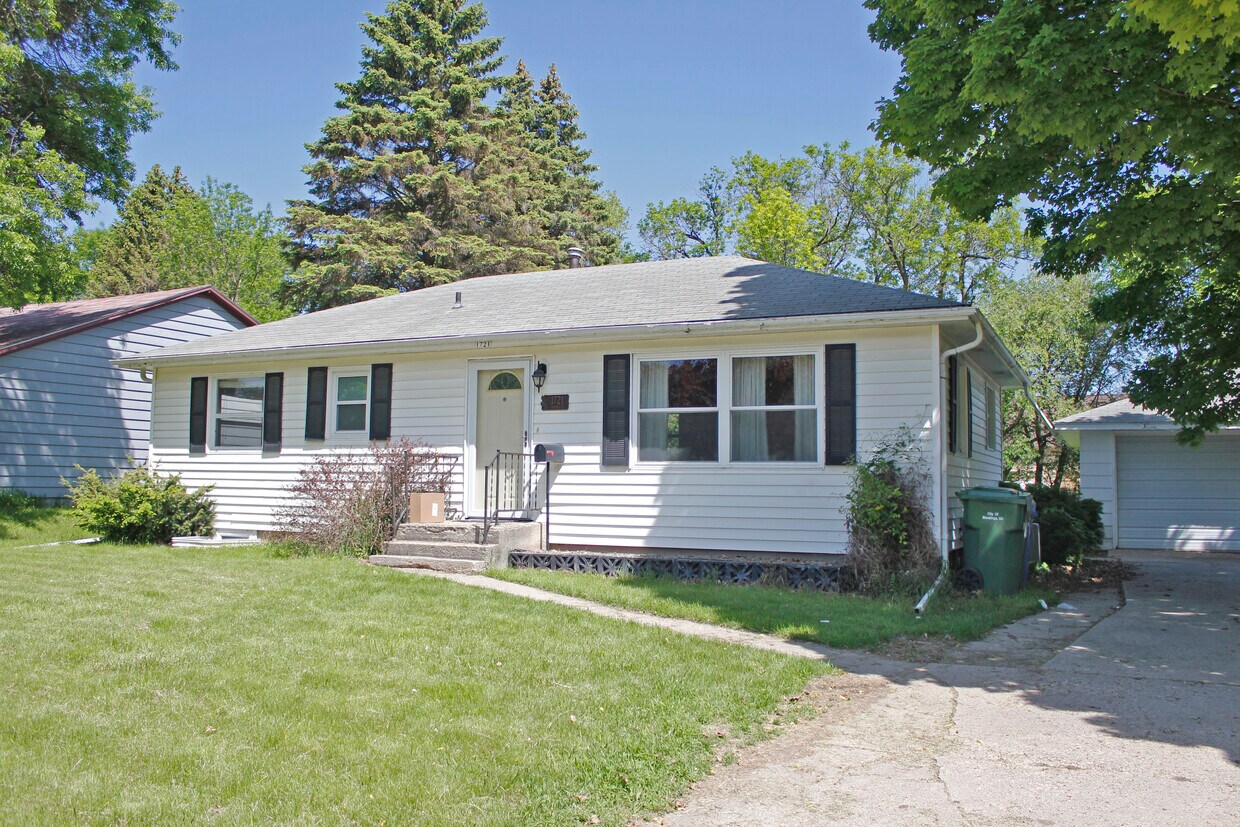 1721 Dakota St, Brookings, SD 57006 House for Rent in Brookings, SD