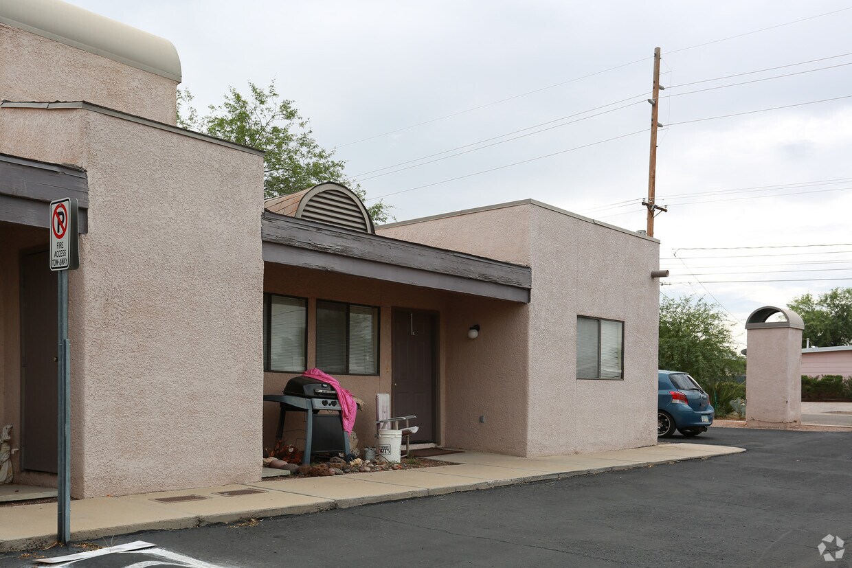 Building Photo - 4117-4125 E Bellevue St