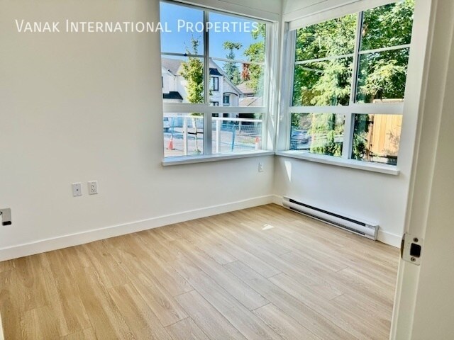 Photo du bâtiment - Bright 3 Bed 2 Bath Corner Unit in Burquitlam
