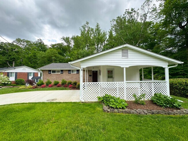 Foto del edificio - Sought-After 4 Bed 3 Bath L-Shaped Rambler...