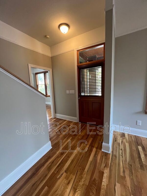 Foto del edificio - 176 Flora Ave NE
