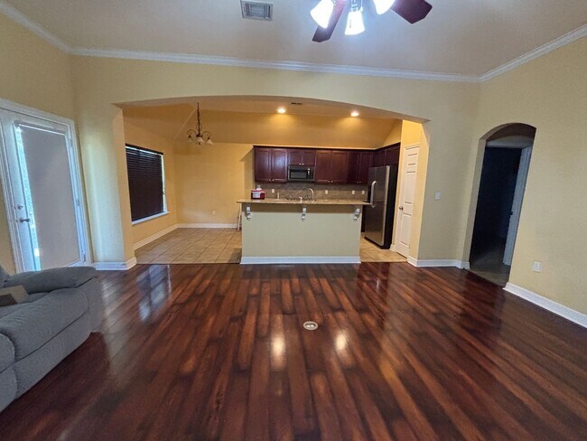 Building Photo - 4 BEDROOM WITH BONUS ROOM IN LEGACY SUBDIVISION