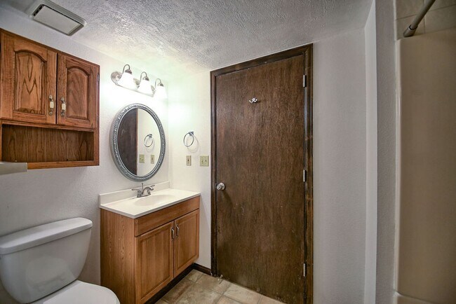 Foto del edificio - 4-Bedroom Home Near CSU | Fenced Yard & 2-Car Garage