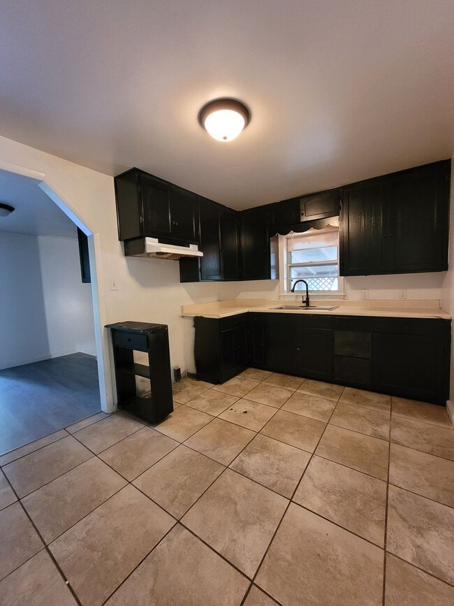 Building Photo - Recently Remodeled 3 Bedroom 1 Bath!