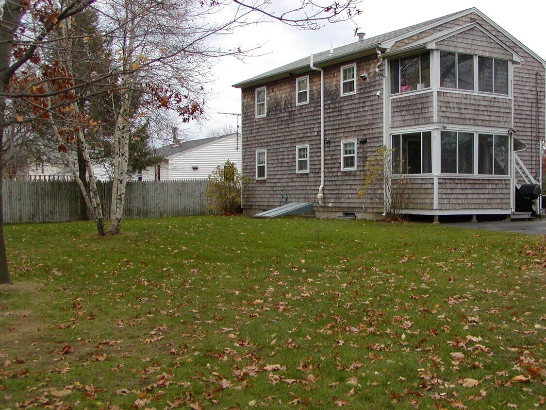 Building Photo - 240 Elm St