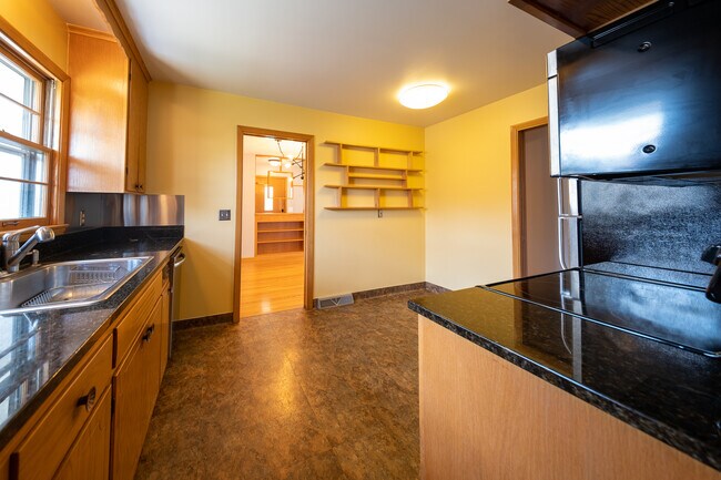 Building Photo - 922 W 61st St