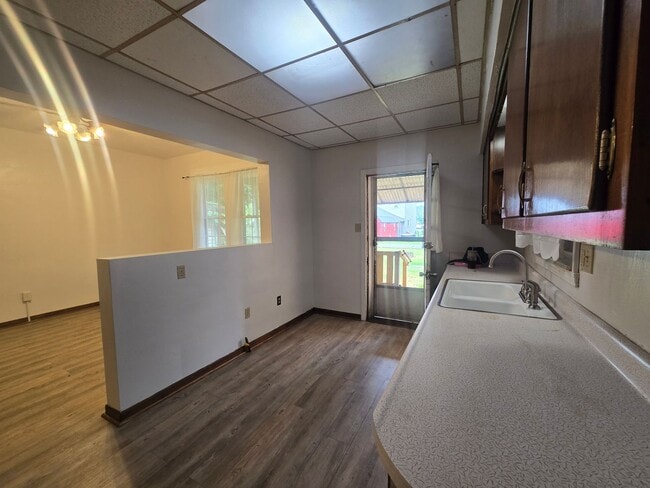 Building Photo - Updated 3br house!