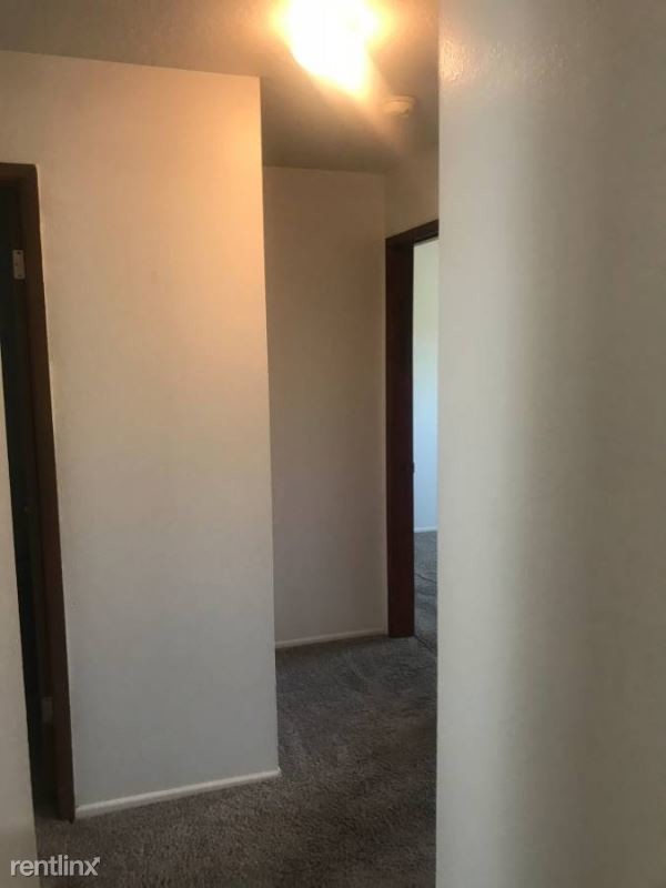 Building Photo - 3 br, 1 bath Apartment - 9008 NE Hassalo St.