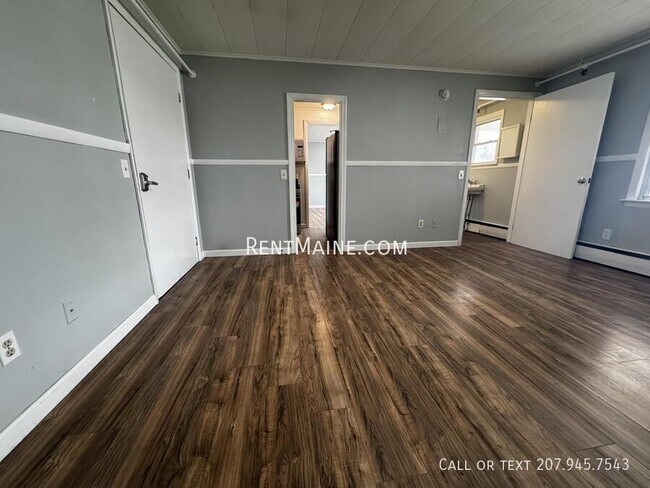 Building Photo - 513 Main St