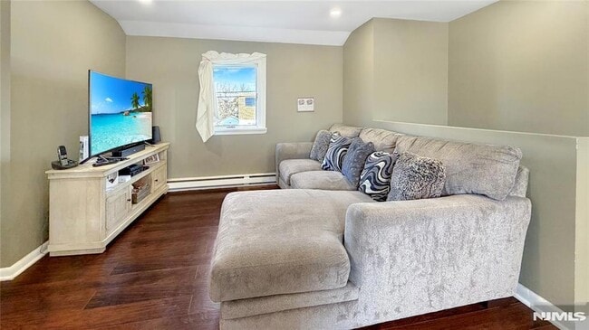 Building Photo - 154 Charlton Ave