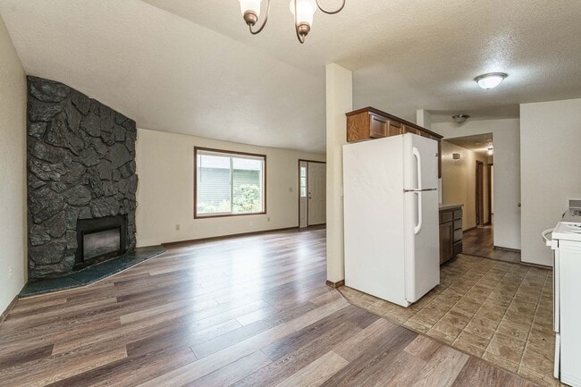 Building Photo - Single-Level 2 Bedroom 2 Bath Duplex with Private Deck and Attached Garage