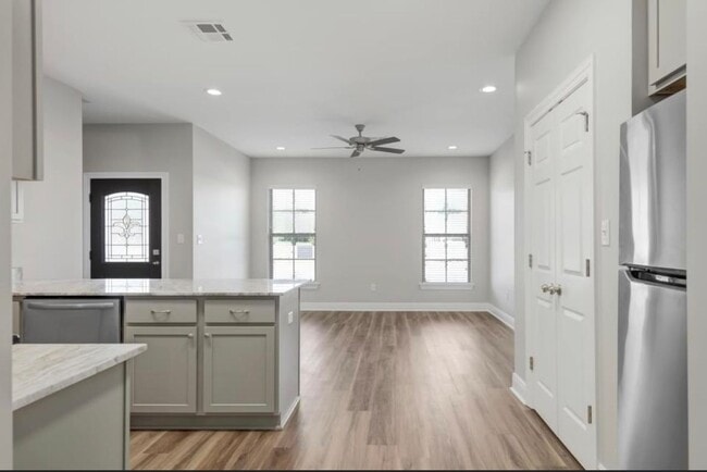 Building Photo - 139 Iberia St