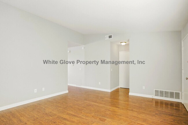Foto del edificio - Beautiful Irvine Home with Wood Floors, Fireplace & Private Backyard