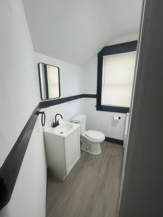 Photo - Gorgeous 3 bedroom fully renovated house!