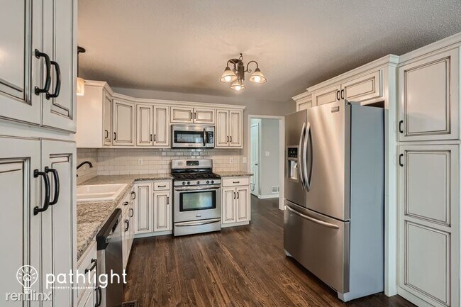 Building Photo - 4 br, 2.5 bath House - 1 Bainbridge Drive ...