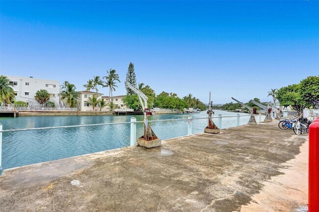 Building Photo - 110 S Shore Dr