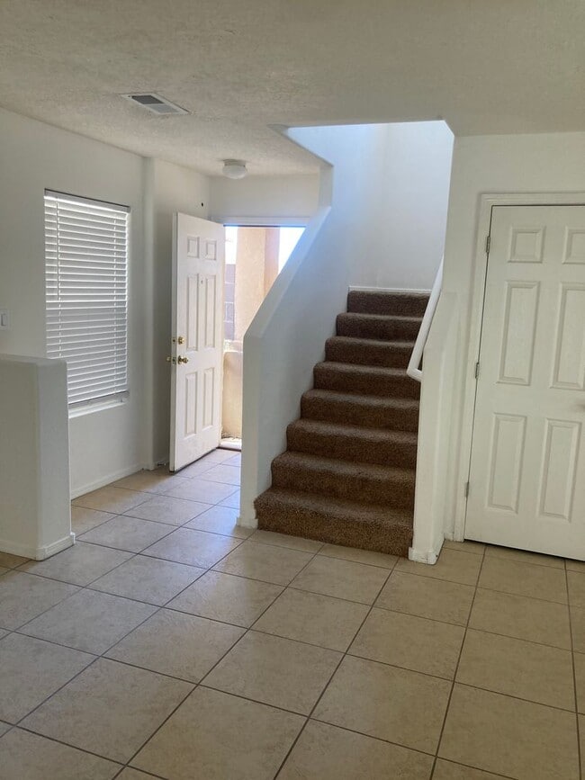 Building Photo - BEAUTIFUL 2 STORY HOME OFF OF LADERA AND U...