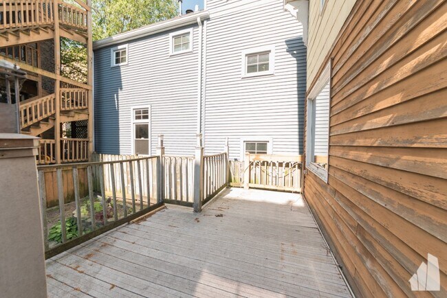 Building Photo - 870 W Buckingham Pl