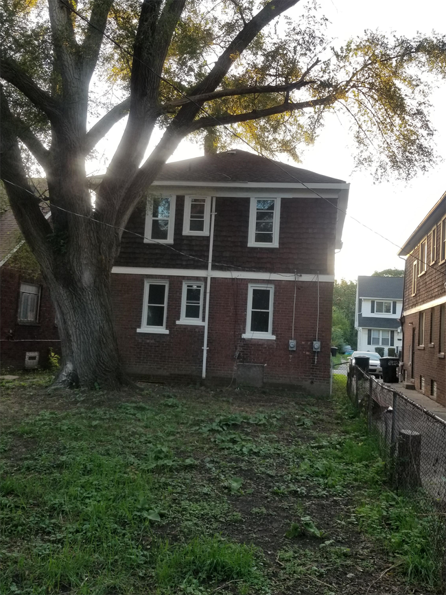 Building Photo - 8916 Mendota St