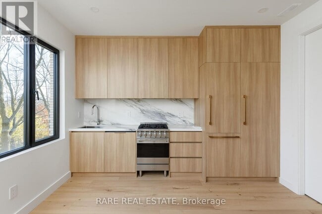 Building Photo - 451 Montrose Ave