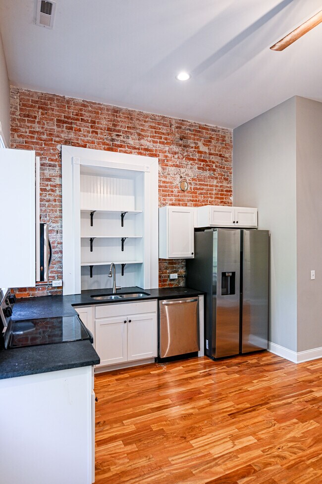 Foto del edificio - 106 N Division St