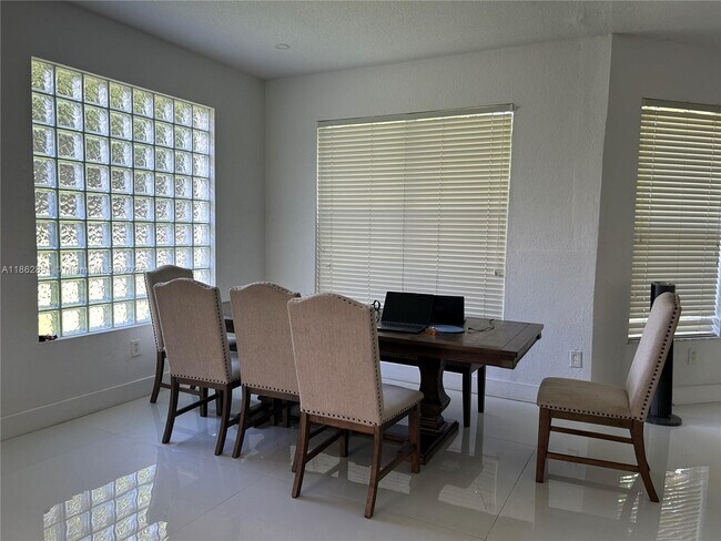 Foto del edificio - 16101 SW 27th St