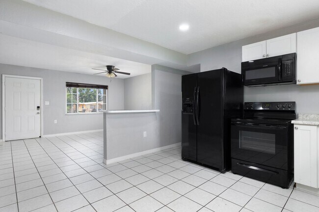 Foto del edificio - Charming & Rare 4-Bedroom Home in Saint Petersburg!