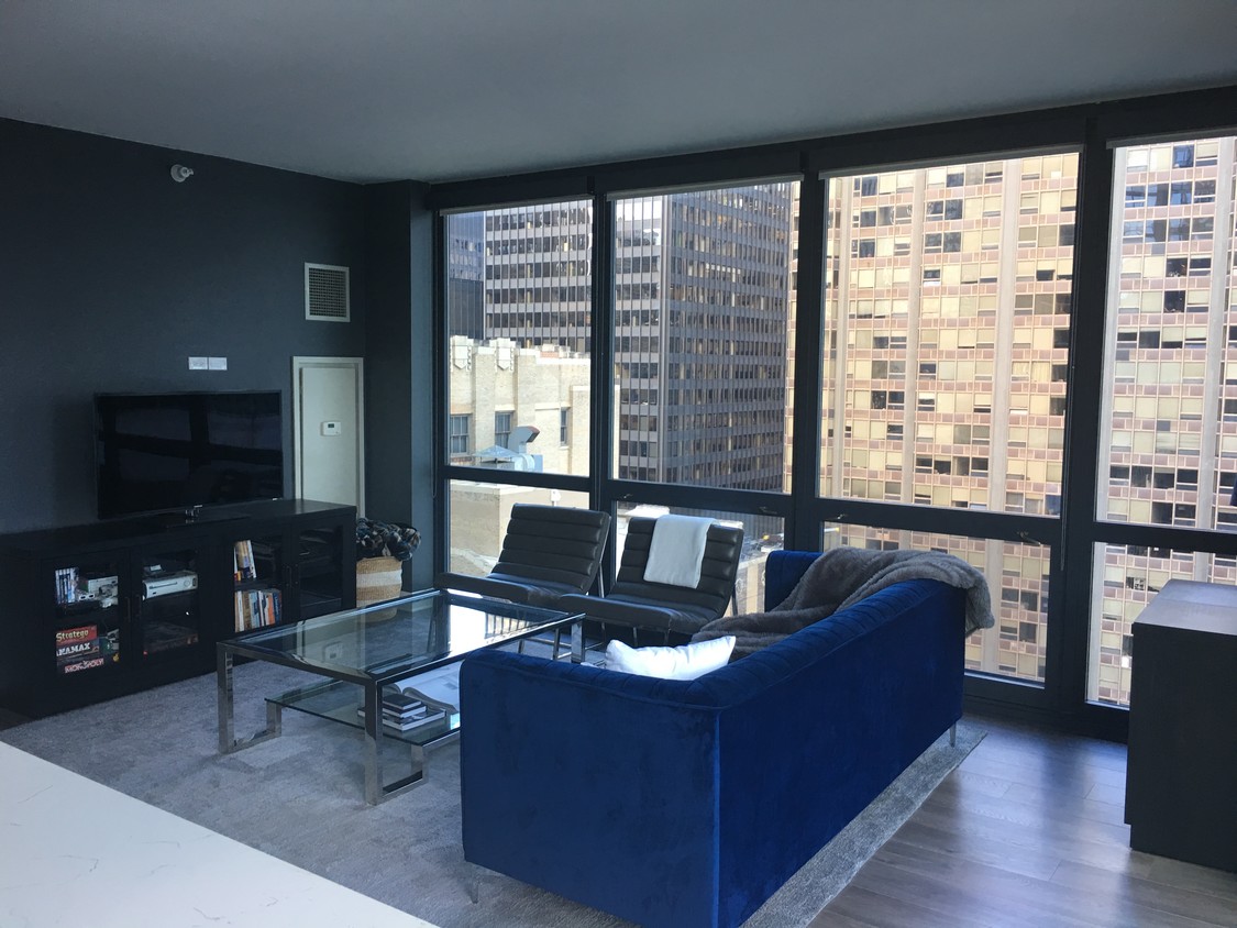 Living room - 70 E Lake St