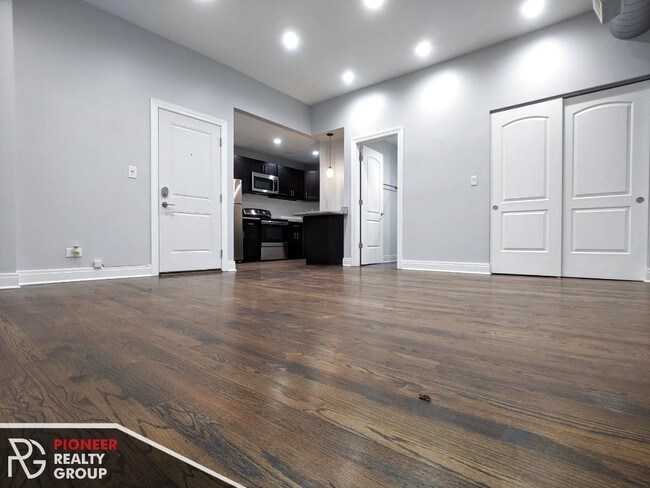 Building Photo - Studio in Rogers Park--Heat & Gas Included!