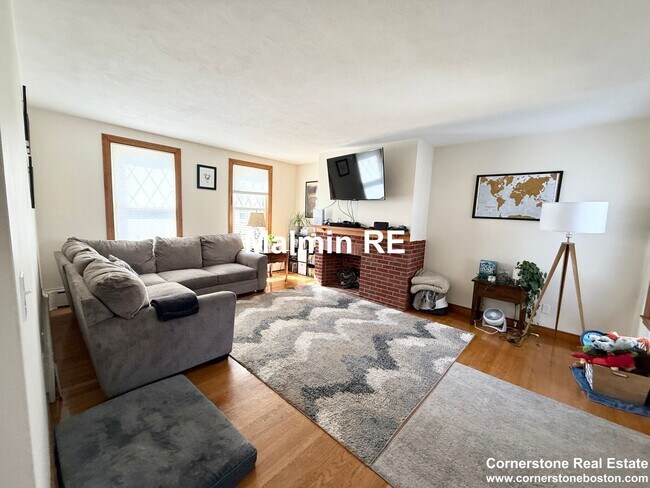 Foto del edificio - SOUTH BOSTON 2BED / 1.5 BATH WITH 1 PARKING SPOT!  GREAT EAST SIDE LOCATION