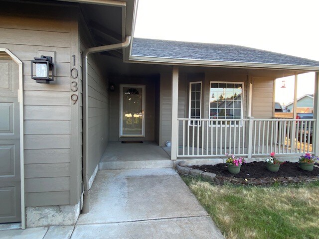 Building Photo - 1039 B Loop