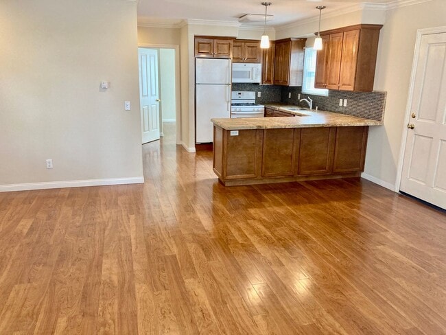 Foto del edificio - Large 1 Bed 1 Bath in Sherman Heights