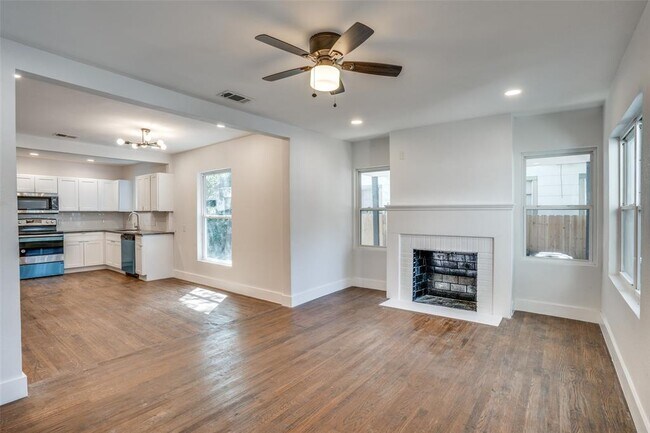 Foto del edificio - 1306 Mountain Lake Rd