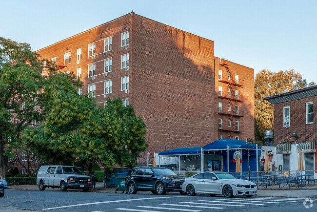 Building Photo - 651 Vanderbilt St