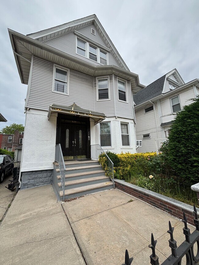 Building Photo - 624 E 26th St