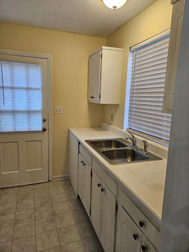 Foto del edificio - Quiet End-Unit Condo | Walk to University Place!