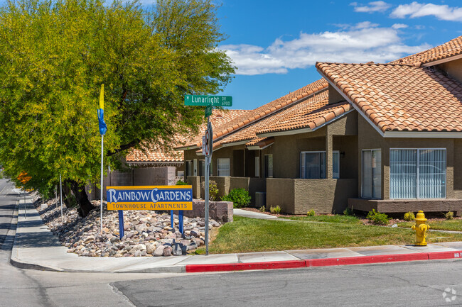 Entrada con señalización - Rainbow Gardens Townhomes