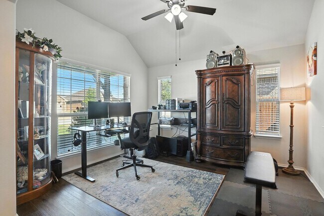 Foto del edificio - Stunning 3-Bedroom Home with Access to Com...