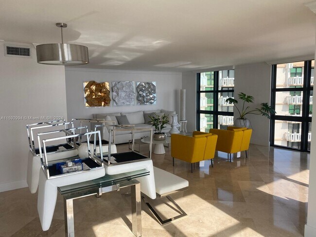 Foto del edificio - 1111 Crandon Blvd