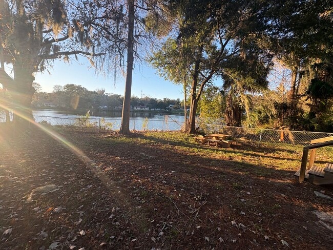 Foto del edificio - Cottage Home 2/2 Overlooking Lake Euclid in Leesburg