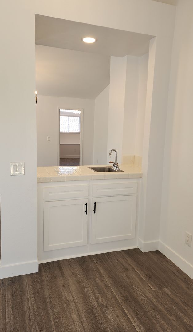 Foto del edificio - Gorgeous 2 bedroom newly renovated upstairs corner condo in gated community with pool & hill side...