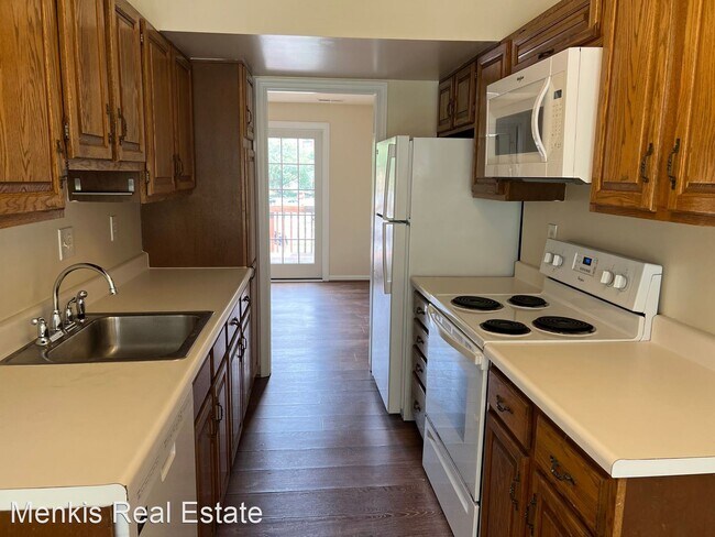 Building Photo - 2 br, 2.5 bath House - 4804 Bradley Blvd