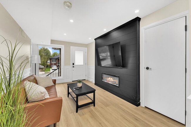 Building Photo - 982 Campbell Av