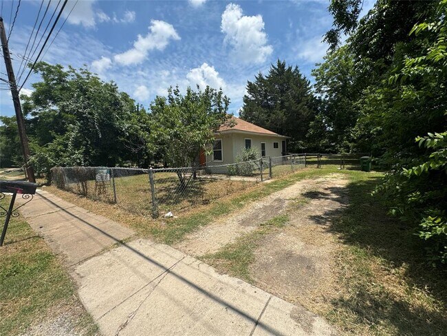 Building Photo - 1133 Saucedo St