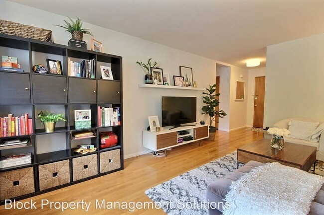 Building Photo - 1 br, 1 bath House - 530 W. Olympic Pl #212
