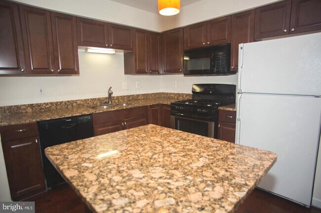 Building Photo - 23013 Potomac Hill Square