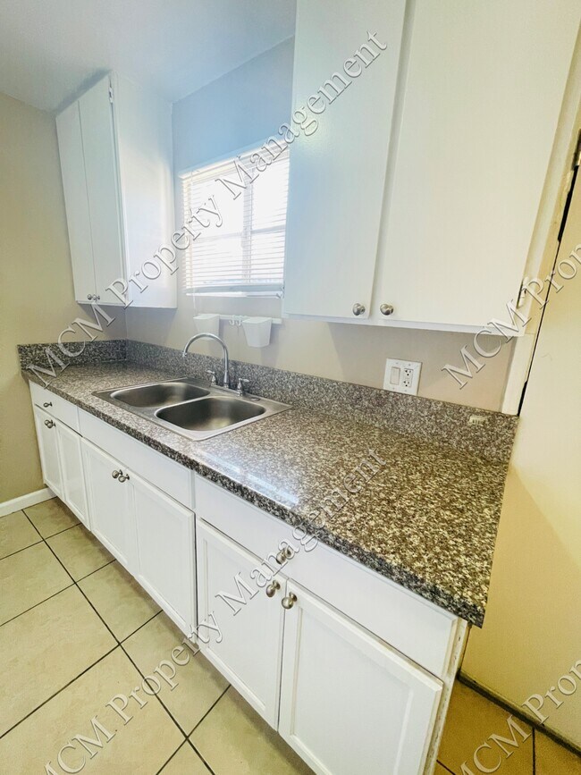 6621 Kitchen - 6621 Whitsett Ave